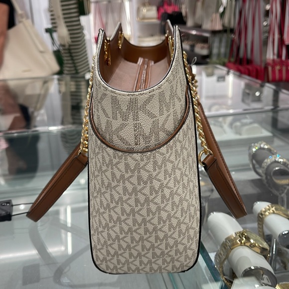 MICHAEL KORS 
Jet Set Large Signature Shoulder Top Zip Tote Bag
Vanilla 
NWT - Picture 4 of 16